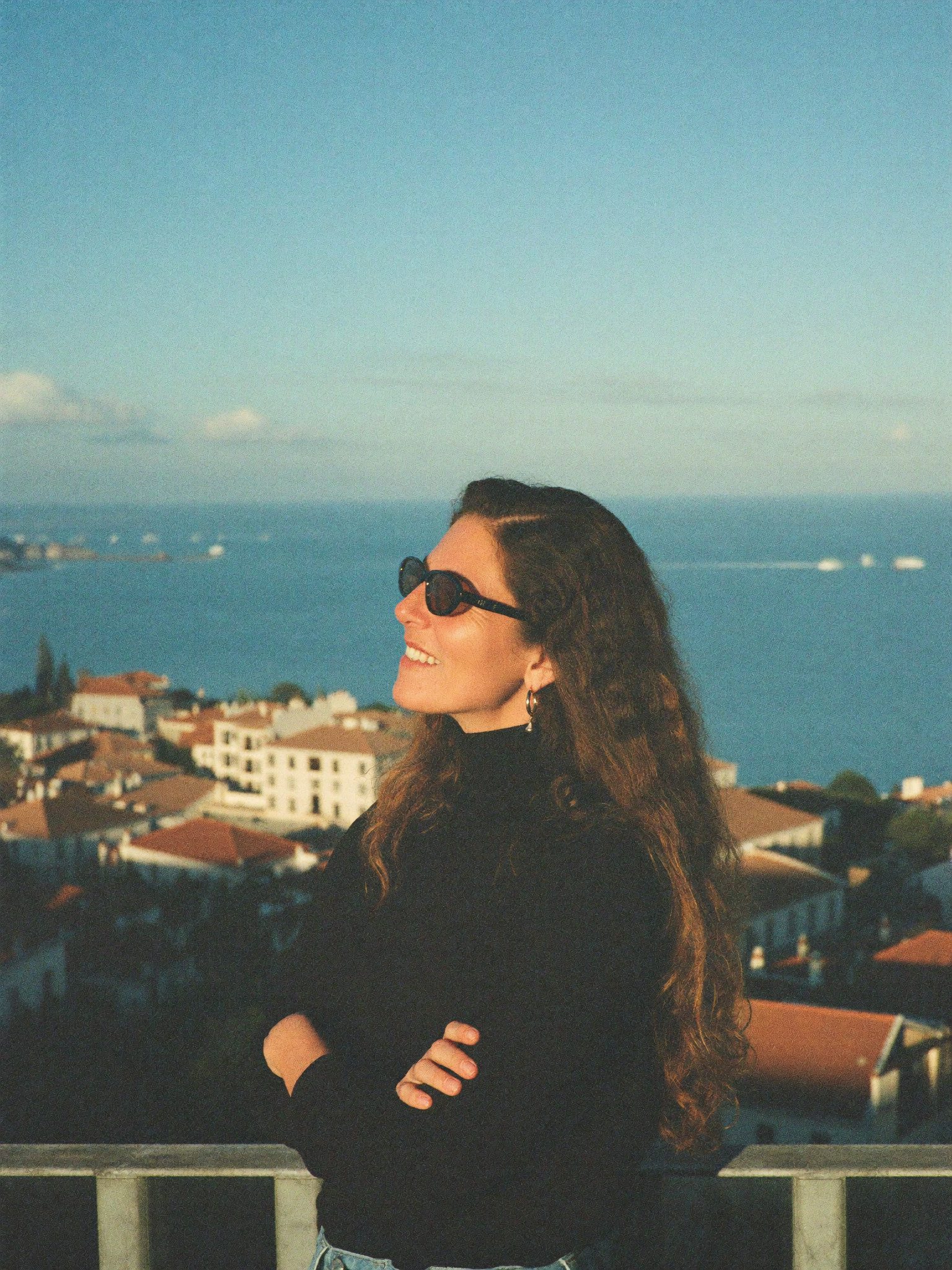 Retrato da fundadora da Weltnica numa esplanada do Funchal